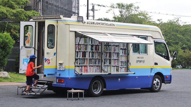 横浜を走る移動図書館「はまかぜ号」。引退後も本を届けるその雄姿とは？