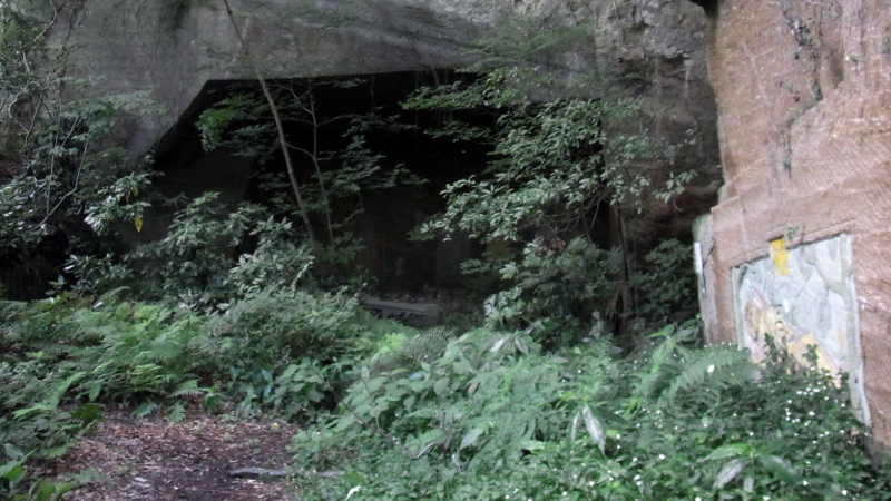 横須賀の鷹取山にある岸壁をくりぬいた洞窟は何に使われていた？