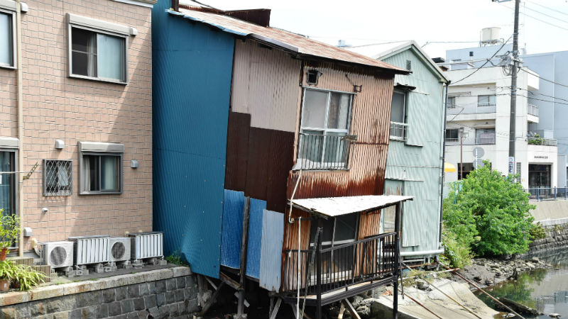 東神奈川の傾いた家がついに解体！？