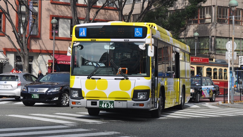 港町横浜を走る「黄色い市バス」の正体を追う！　誰でも乗れるものなのか？