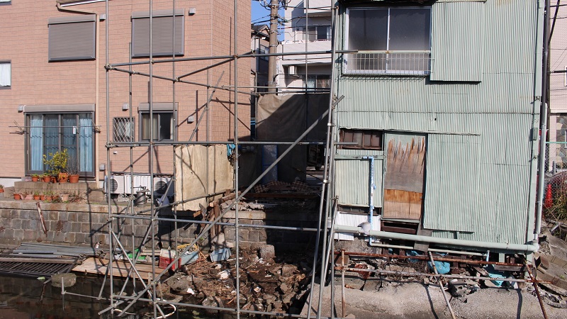 東神奈川の「川へ傾いた家」、解体が進み更地へ！
