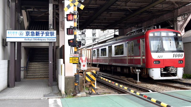 京急線の駅名で最初に「京急」がつく駅とつかない駅がある理由とは？