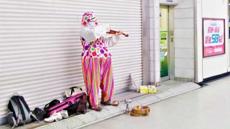 辻堂駅や藤沢駅に現れる謎のバイオリン弾きピエロの正体は！？