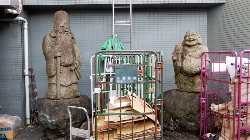 神奈川区六角橋のスーパー駐車場にある、2体の七福神の正体とは？