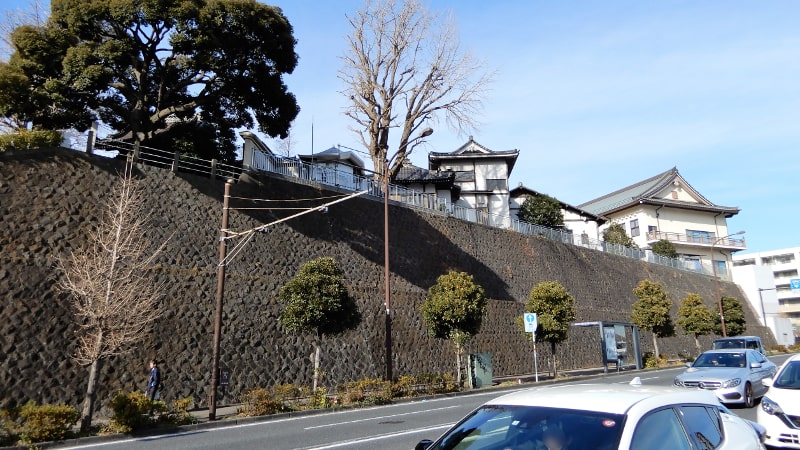 横浜市神奈川区の青木橋近くにある本覚寺。その巨大な石積みの震災復興史を紐解く