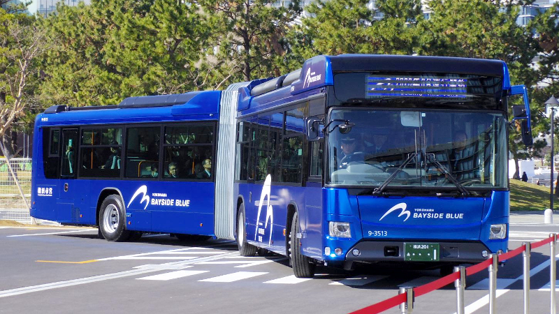 横浜で国産初の連節バス「ベイサイドブルー」がデビュー！　車両発表会をレポート