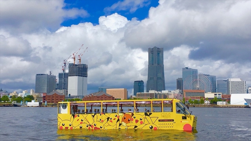 横浜の海にピカチュウラッピングの水陸両用バス「スカイダック」登場！