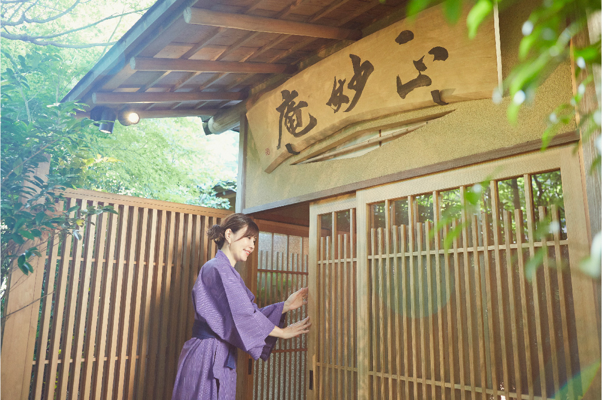 本館・結唯の中庭に佇む茶室「心妙庵」