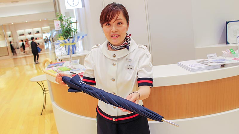 突然の雨が多くなる季節、上大岡の京急百貨店で始まった「傘の貸し出しサービス」の実績は？