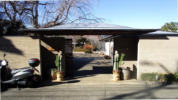 鶴見区の住宅街の一角にある四季折々の植物が完璧に手入れされている「馬場花木園」とは？