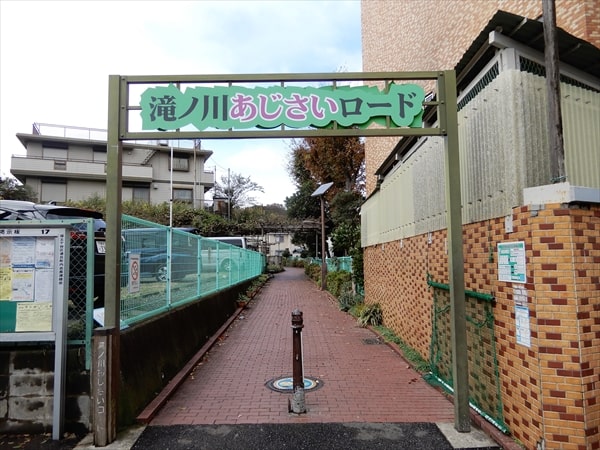 保土ケ谷区にあるハマレンガ製の「峰の赤富士」