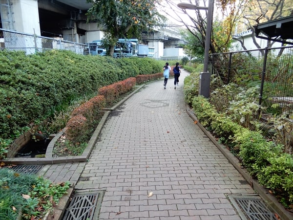 保土ケ谷区にあるハマレンガ製の「峰の赤富士」