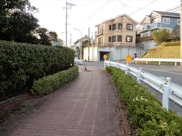 保土ケ谷区にあるハマレンガ製の「峰の赤富士」