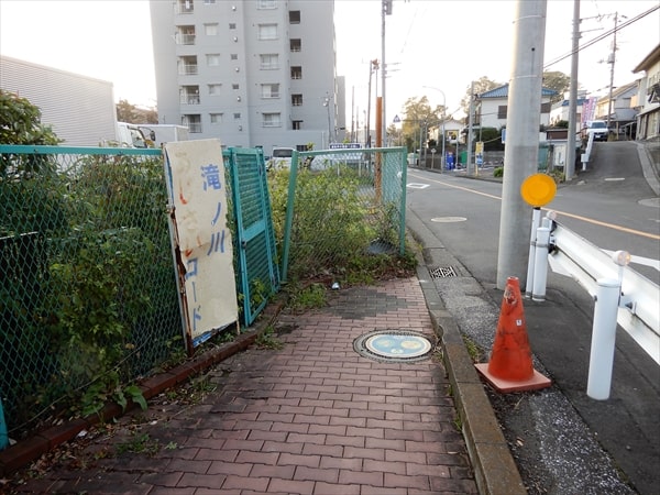 保土ケ谷区にあるハマレンガ製の「峰の赤富士」