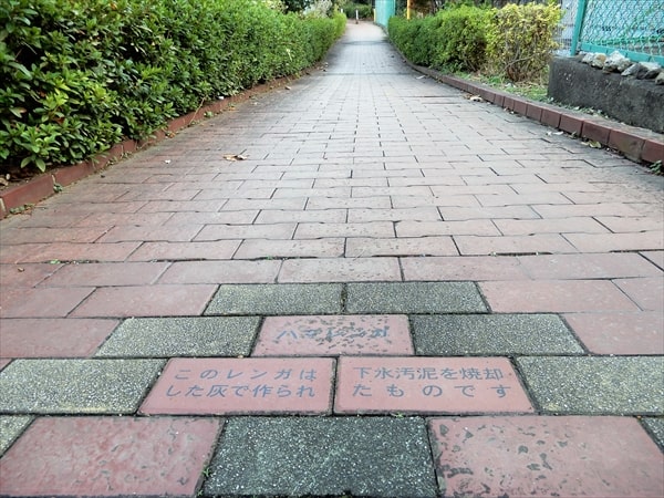 保土ケ谷区にあるハマレンガ製の「峰の赤富士」