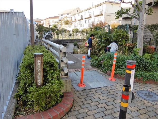 保土ケ谷区にあるハマレンガ製の「峰の赤富士」