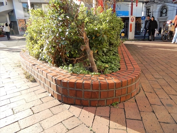 保土ケ谷区にあるハマレンガ製の「峰の赤富士」