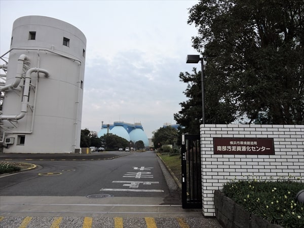 保土ケ谷区にあるハマレンガ製の「峰の赤富士」