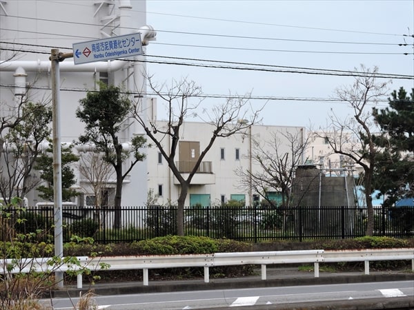 保土ケ谷区にあるハマレンガ製の「峰の赤富士」
