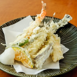 5種類の天ぷらが楽しめる盛り合わせ