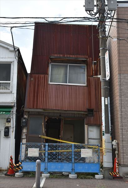東神奈川の傾いた家がついに解体 はまれぽ Com 横浜 川崎 湘南 神奈川県の地域情報サイト