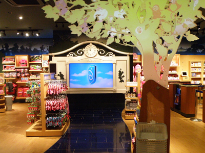 店内に横浜の名所が描かれているディズニーストアがある はまれぽ Com 横浜 川崎 湘南 神奈川県の地域情報サイト