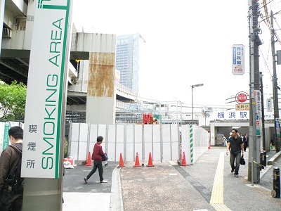 横浜駅きた西口の喫煙所 人通りが多いこの場所に なぜ設置されたのか はまれぽ Com 横浜 川崎 湘南 神奈川県の地域情報サイト